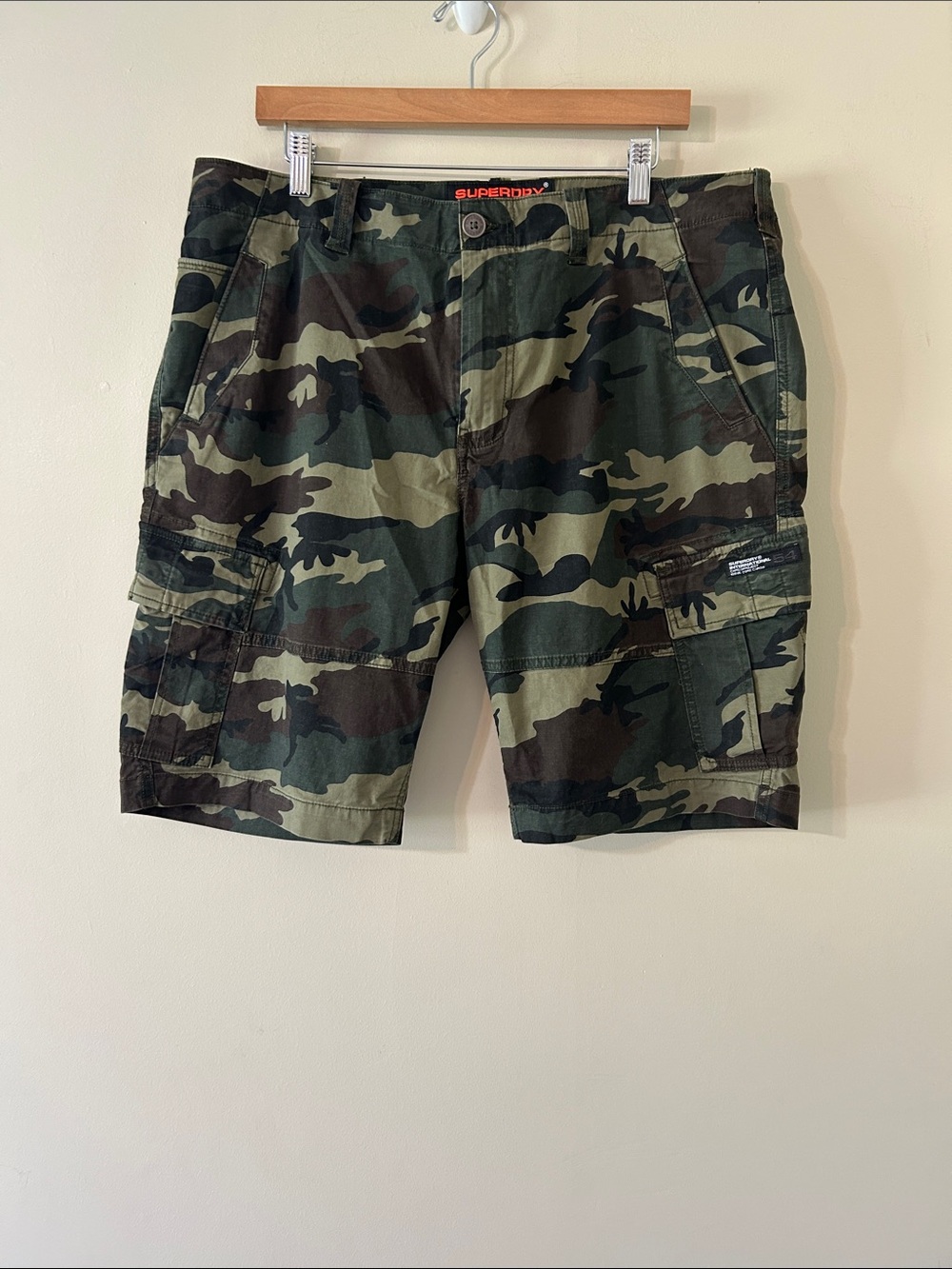 New Super Dry Core Cargo Shorts Camo 38 10” Inseam 7 Pocket Utility New With Tag